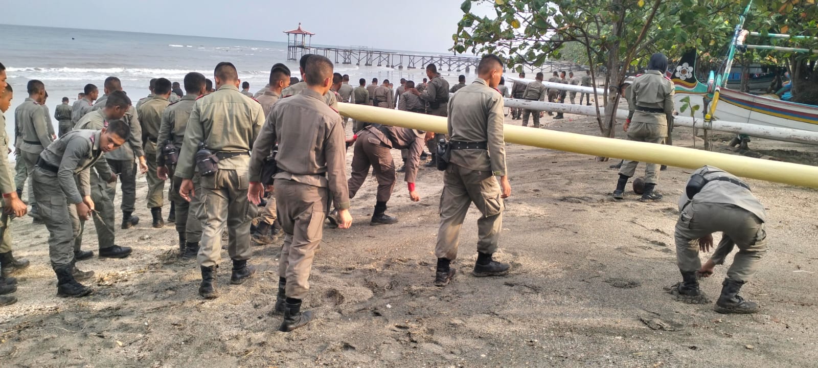 Pusdik Brimob Gelar Aksi Bersih Pantai, Tindak Lanjuti Perintah Presiden RI
