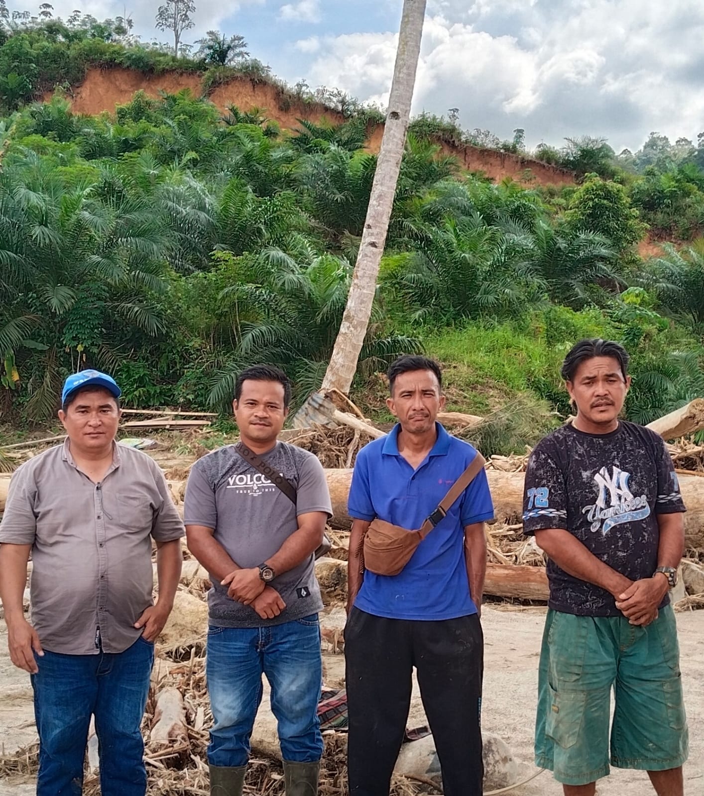 Lebih Dua Bulan Tanpa Evakuasi, Keluarga Korban Bencana di Tapteng Masih Cari Korban Secara Mandiri