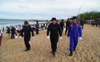 Jaga Kebersihan Lingkungan, Wadankorbrimob Polri Ikuti Langsung Bersihkan Sampah di Pantai Bali