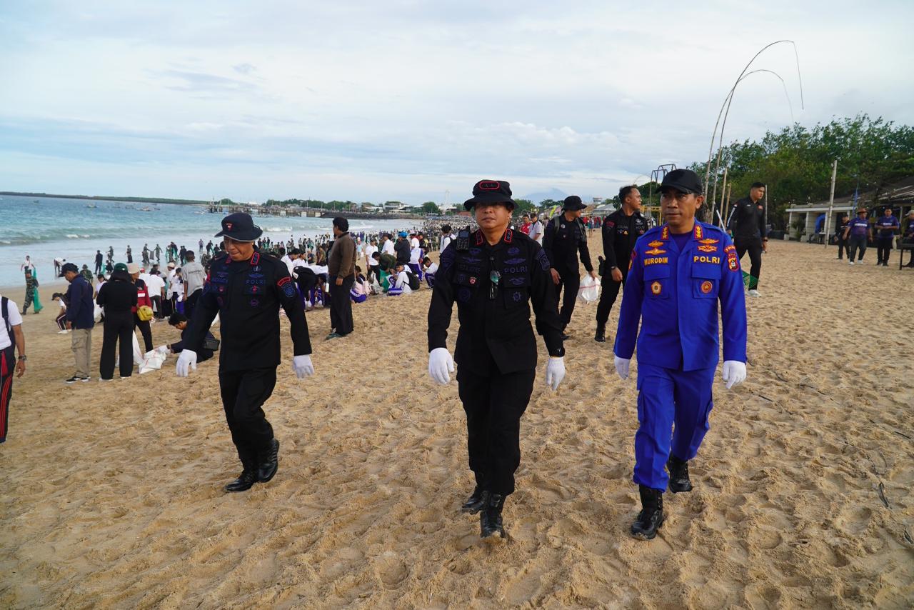 Jaga Kebersihan Lingkungan, Wadankorbrimob Polri Ikuti Langsung Bersihkan Sampah di Pantai Bali
