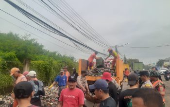 Jajaran Polsek dan Koramil Sindangjaya Jalankan Titah Intruksi Presiden, Beberes Bebersih Sampah Lingkungan