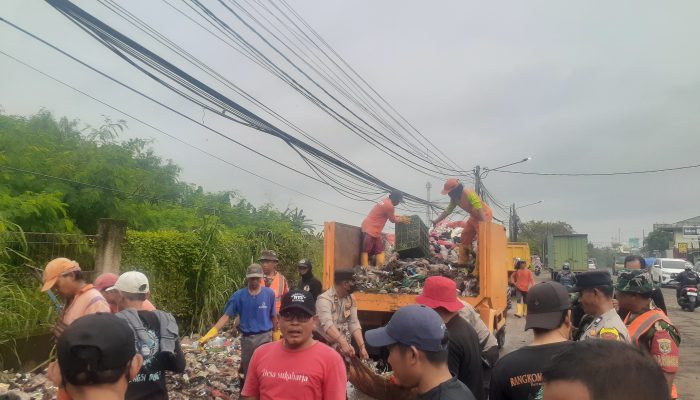Jajaran Polsek dan Koramil Sindangjaya Jalankan Titah Intruksi Presiden, Beberes Bebersih Sampah Lingkungan