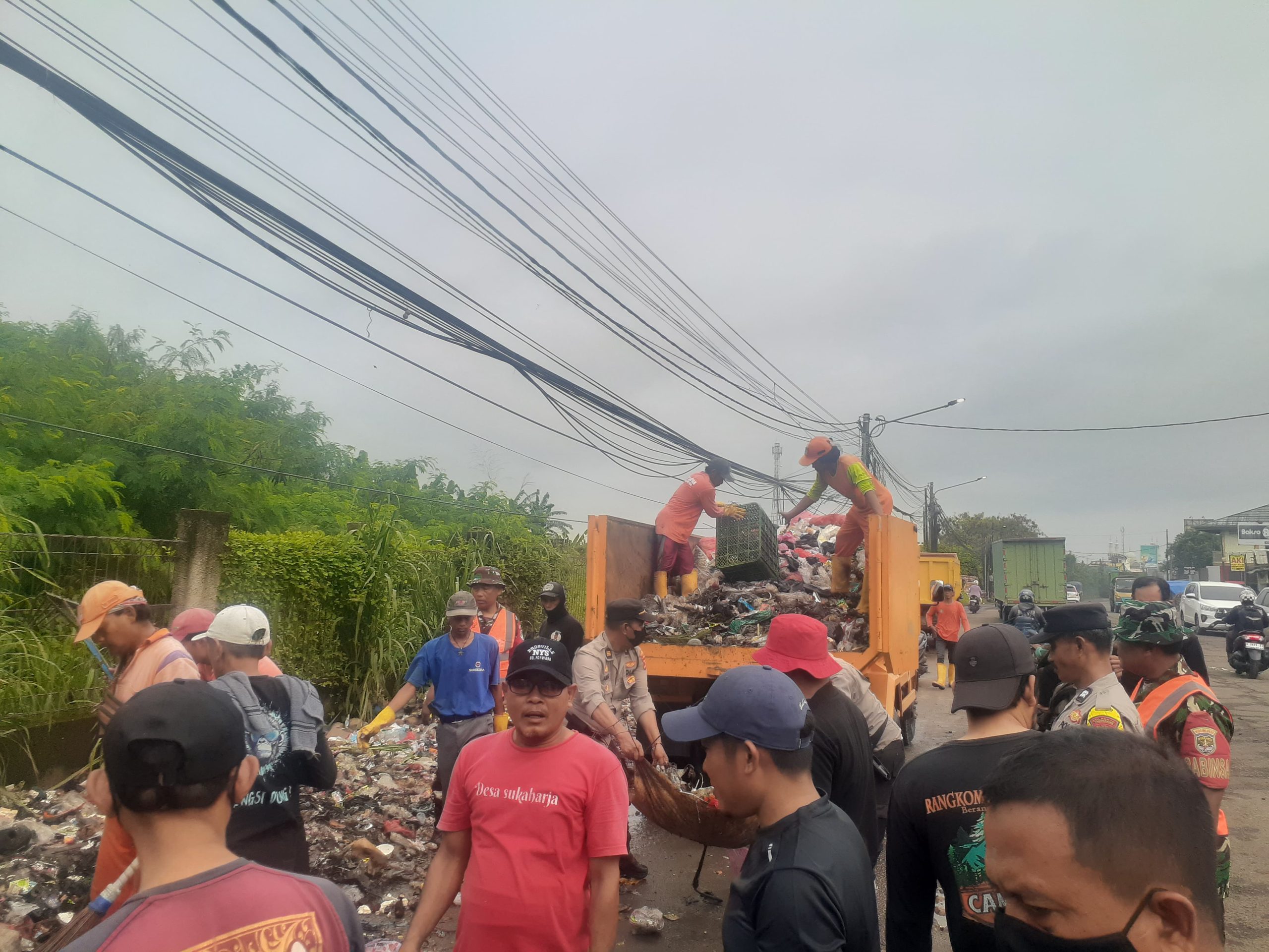 Jajaran Polsek dan Koramil Sindangjaya Jalankan Titah Intruksi Presiden, Beberes Bebersih Sampah Lingkungan