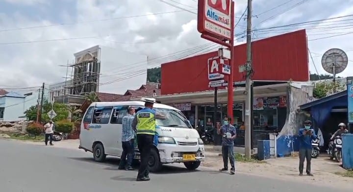 Momentum HPN ke-80, Organisasi Wartawan dan Satlantas Polres Tapteng Bagikan Masker kepada Masyarakat