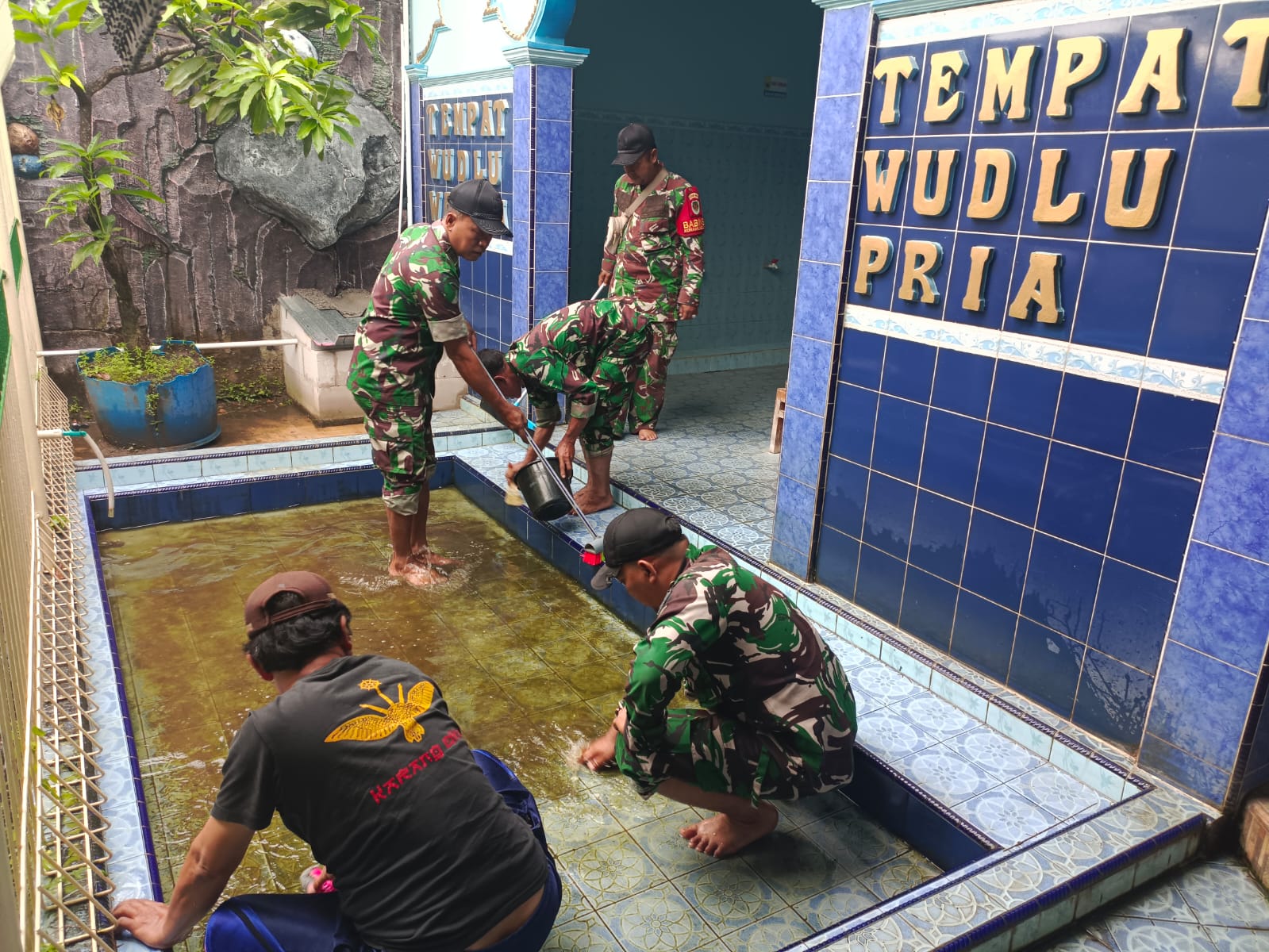 Sinergi Tiga Pilar Koramil 1604/Jtb Gelar Kerja Bakti Bersihkan Masjid Jami Darussalam Sambut Ramadhan 1447 H