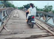Puluhan Tahun Warga Menanti Perhatian Dari Pemeritah Terkait Jembatan Keramasan Yang Sudah Lapuk dan Membahayakan Pengguna Jembatan