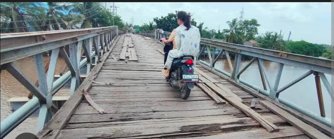 Puluhan Tahun Warga Menanti Perhatian Dari Pemeritah Terkait Jembatan Keramasan Yang Sudah Lapuk dan Membahayakan Pengguna Jembatan