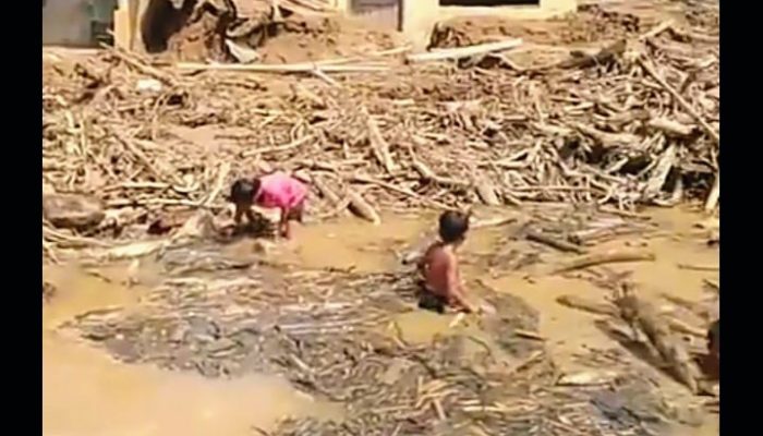 Warga Lopian Dipaksa Bersihkan Parit Sendiri, Diduga Alat Berat Pemkab Tapanuli Tengah Hanya Angkut Kayu “Cantik” untuk Bisnis