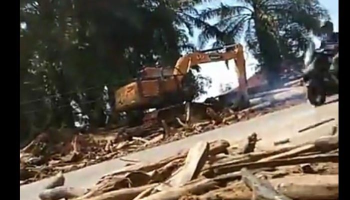Warga Lopian Dipaksa Bersihkan Parit Sendiri, Diduga Alat Berat Pemkab Tapanuli Tengah Hanya Angkut Kayu “Cantik” untuk Bisnis