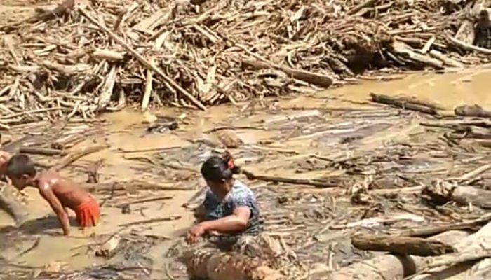 Warga Lopian Dipaksa Bersihkan Parit Sendiri, Diduga Alat Berat Pemkab Tapanuli Tengah Hanya Angkut Kayu “Cantik” untuk Bisnis