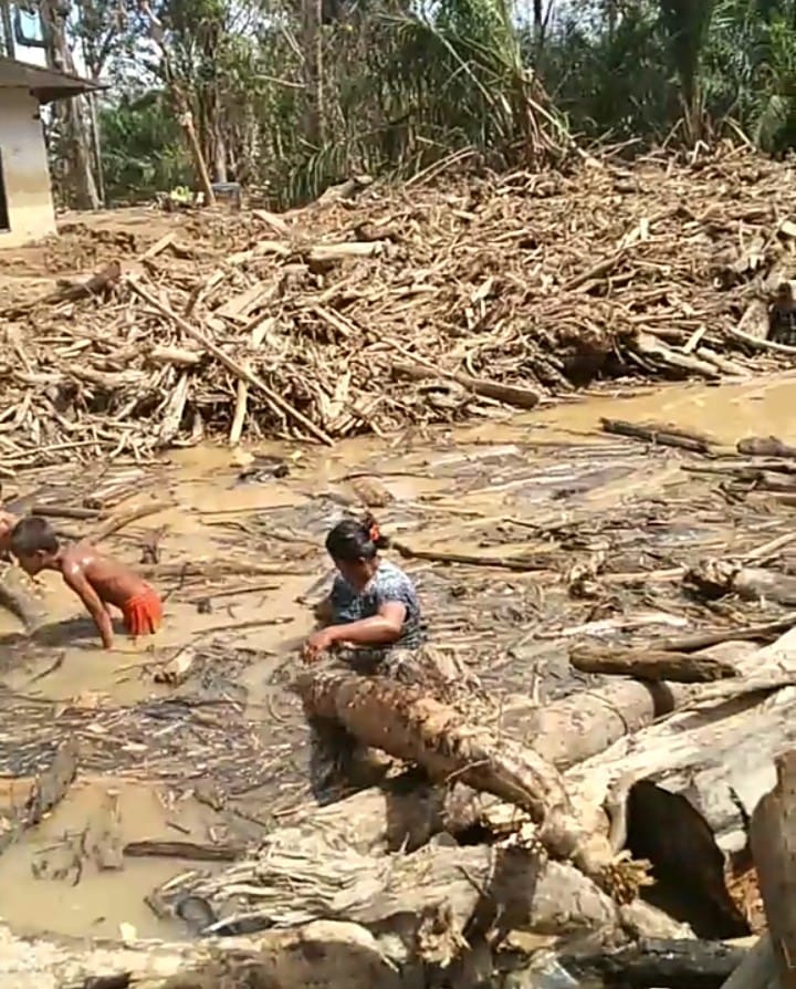 Warga Lopian Dipaksa Bersihkan Parit Sendiri, Diduga Alat Berat Pemkab Tapanuli Tengah Hanya Angkut Kayu “Cantik” untuk Bisnis