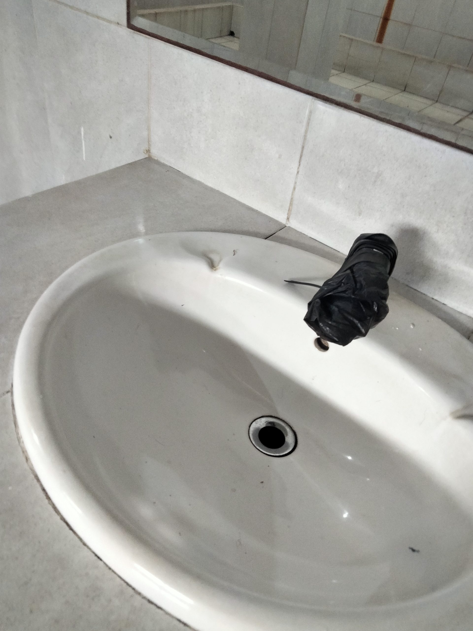 Kondisi Gedung Satpas SIM Daan Mogot Memperhatikan, Terlihat Atap Plafon Bolong dan Wastafel di Toilet Pria Rusak Foto : Kondisi Wastafel Tutup Dengan Plastik.