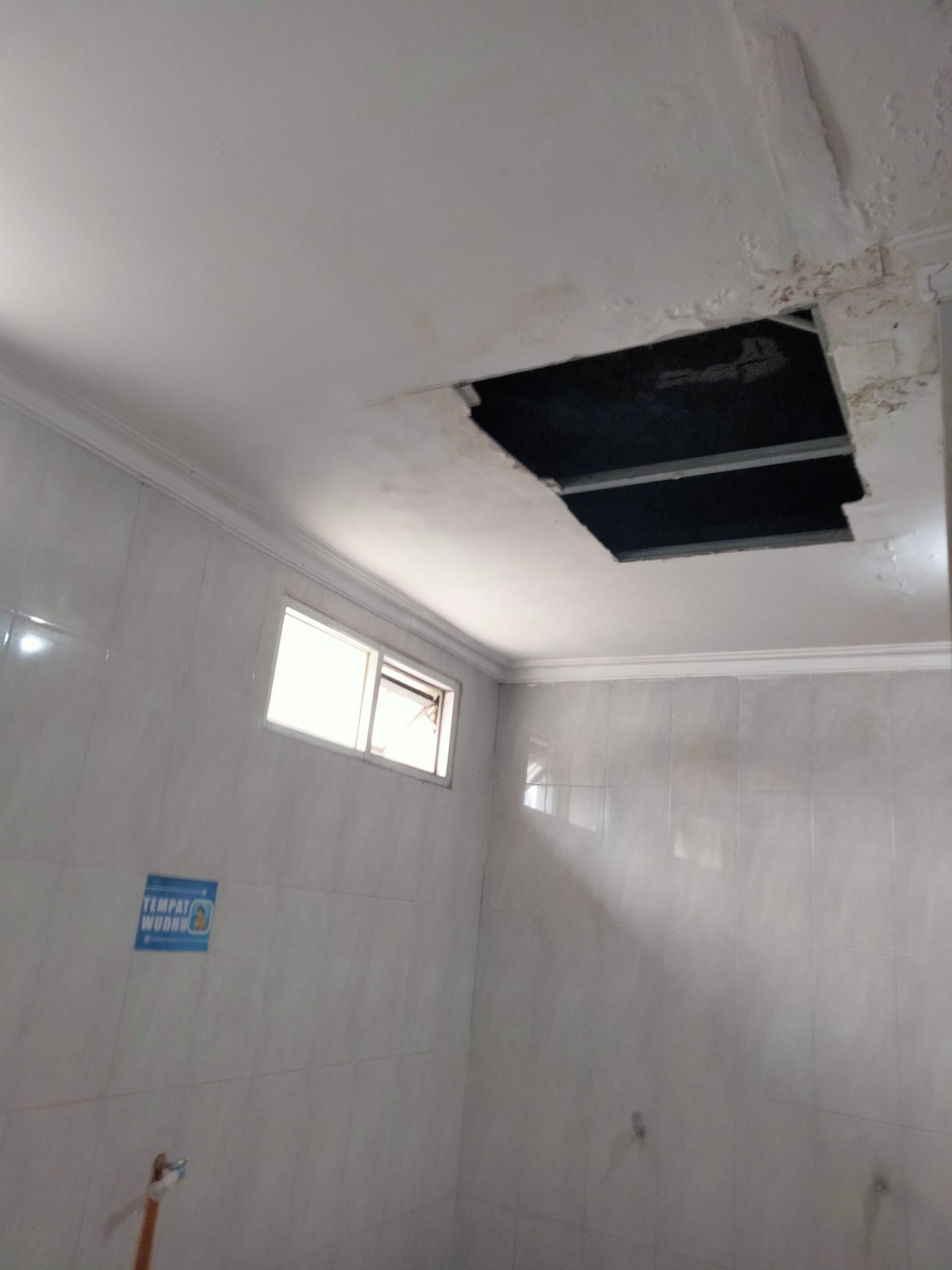 Kondisi Gedung Satpas SIM Daan Mogot Memperhatikan, Terlihat Atap Plafon Bolong dan Wastafel di Toilet Pria Rusak