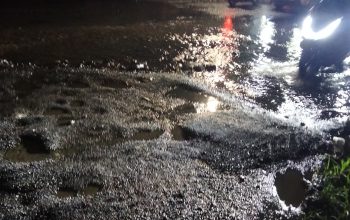 Kondisi Jalan Berlubang dan Genangi Air Tak Jauh Dari Perumahan Elit Patra Kuningan Jaksel