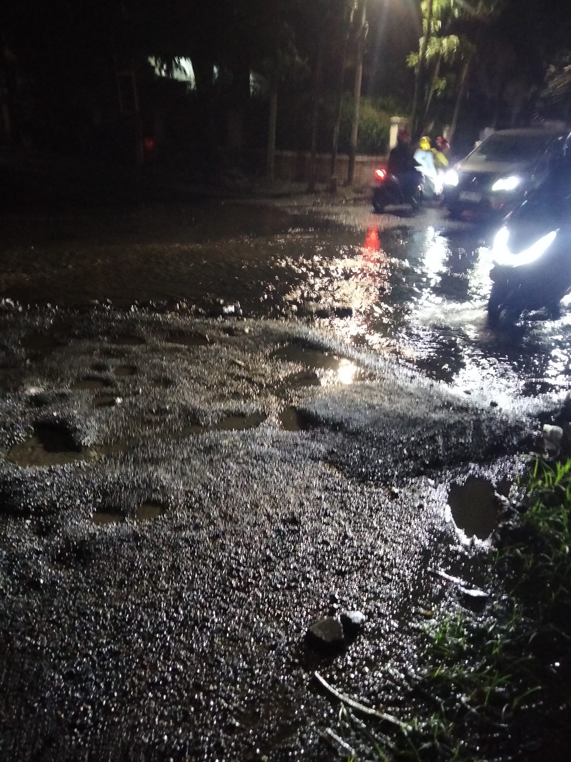 Kondisi Jalan Berlubang dan Genangi Air Tak Jauh Dari Perumahan Elit Patra Kuningan Jaksel