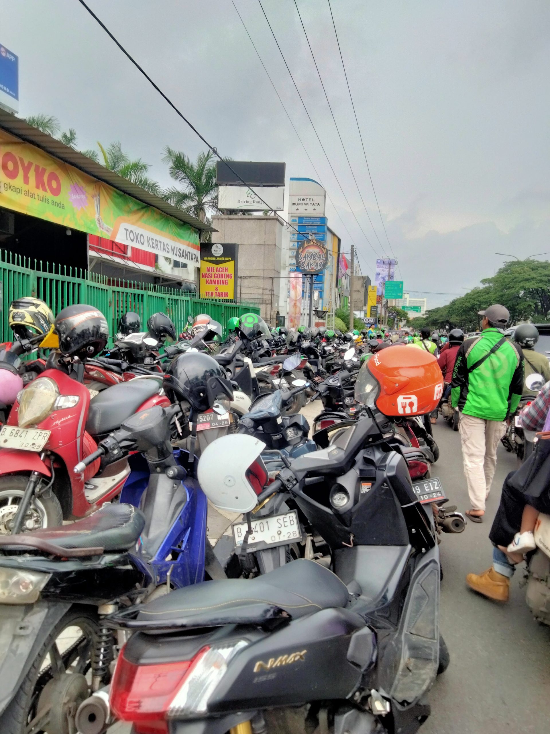 Puasa ke4, Ribuan Ojek Online Padati Hotel Bumi Wiyata Depok Dapat Kupon Bantuan Dari PT Saga Grup