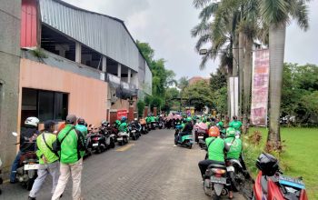 Puasa ke4, Ribuan Ojek Online Padati Hotel Bumi Wiyata Depok Dapat Kupon Bantuan Dari PT Saga Grup