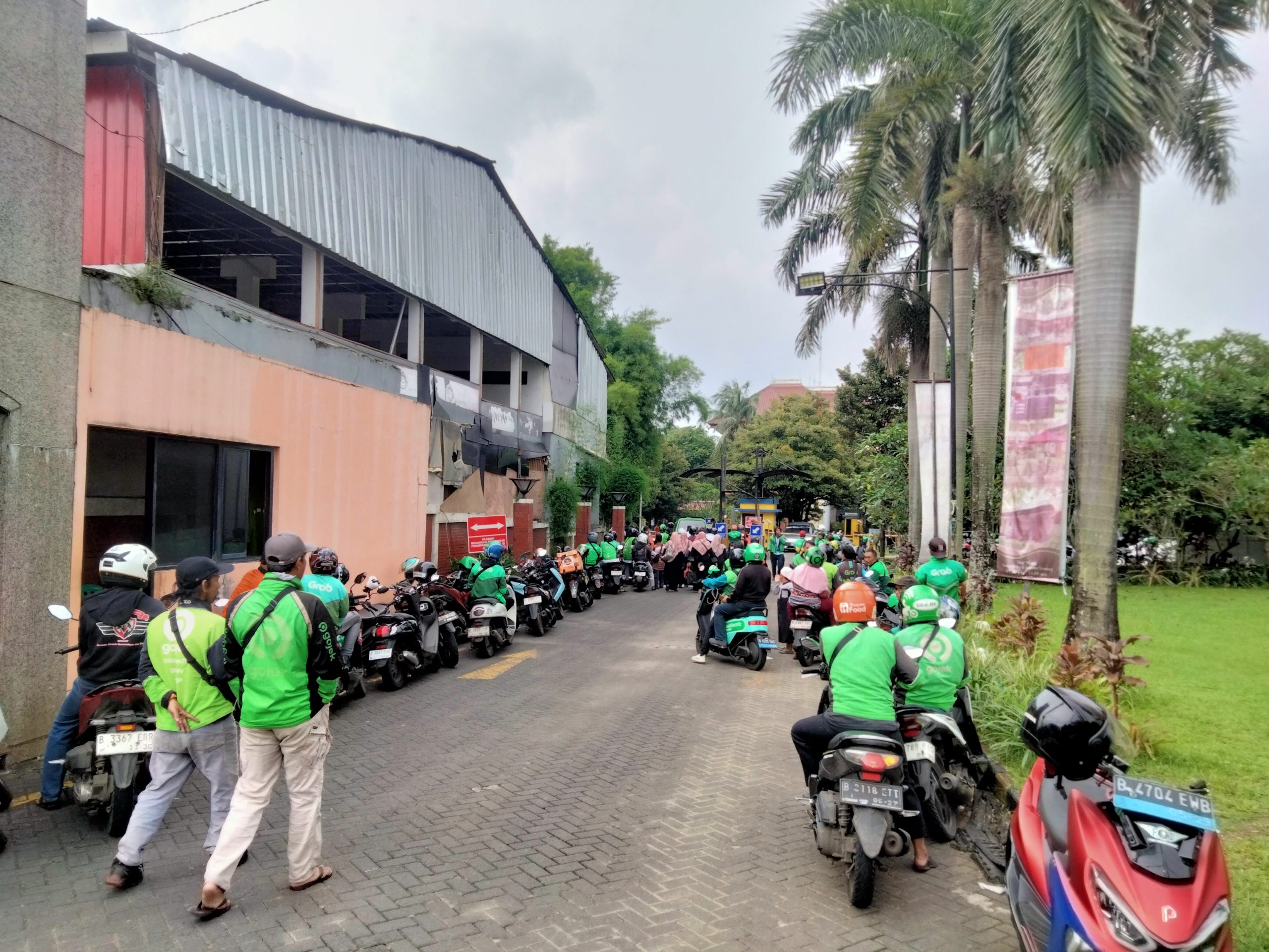 Puasa ke4, Ribuan Ojek Online Padati Hotel Bumi Wiyata Depok Dapat Kupon Bantuan Dari PT Saga Grup