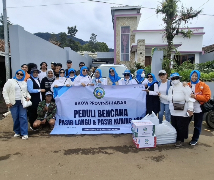 BKOW Jabar Salurkan Bantuan bagi Korban Longsor di Cisarua Bandung Barat