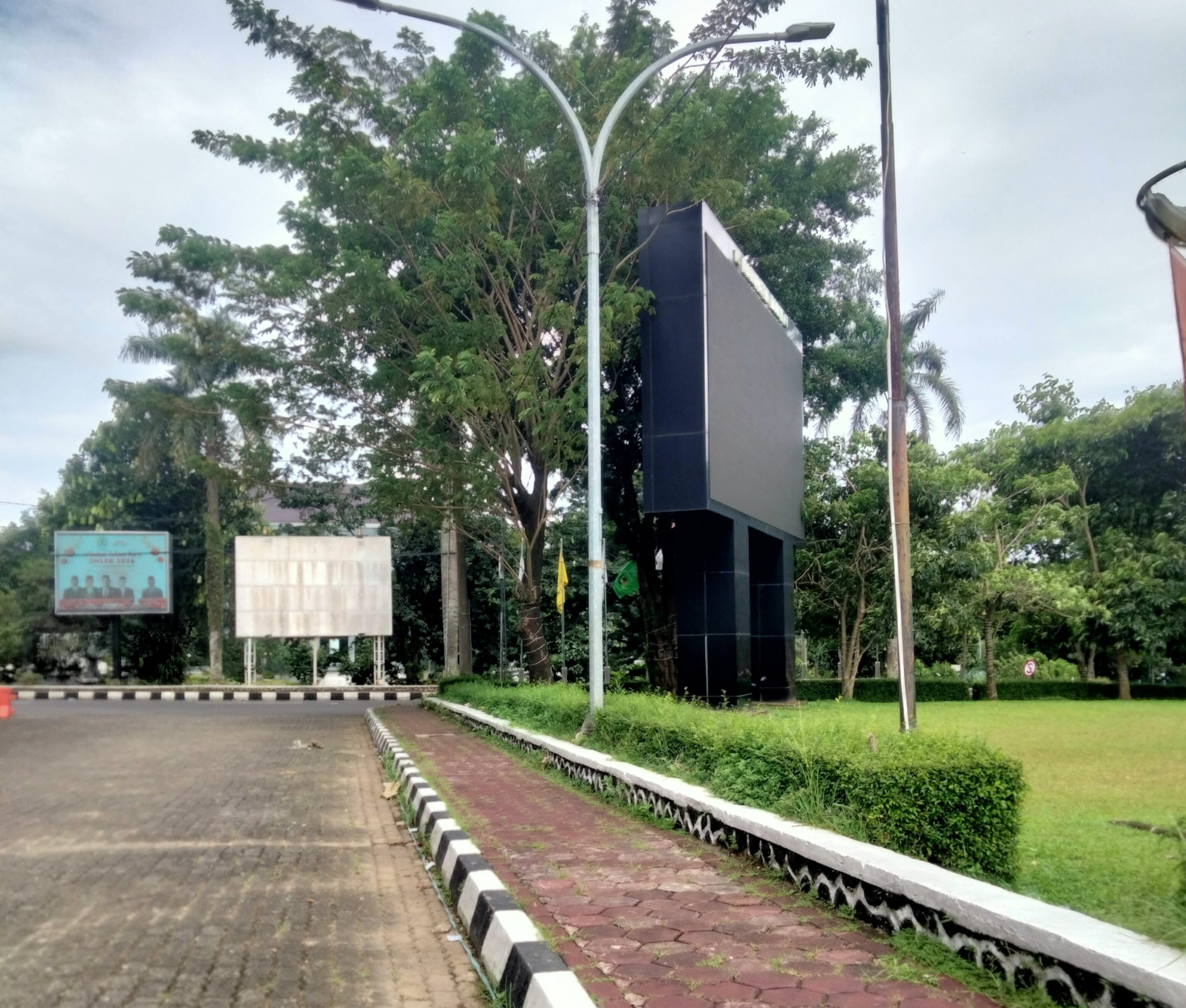 Dua Videotron Milik Pemerintah Kabupaten Bogor Tak Berfungsi Foto : Videotron Depan Kantor Bupati Bogor dan DPRD Kabupaten Bogor.