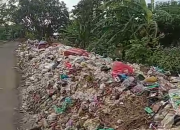 Sampah Menggunung di Jalan Raya Karanggetas–Bangodua, Warga Keluhkan Bau dan Pemandangan Kumuh
