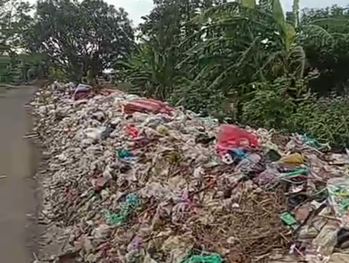 Sampah Menggunung di Jalan Raya Karanggetas–Bangodua, Warga Keluhkan Bau dan Pemandangan Kumuh