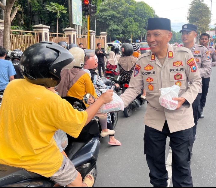 Polres Bondowoso Tebar Kebaikan berbagi takjil kepada masyarakat