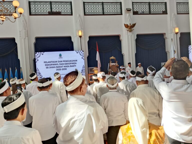 Kukuhkan Dekopinwil Jabar, Menkop Ferry Juliantono Percepat Operasionalisasi Kopdes Merah Putih