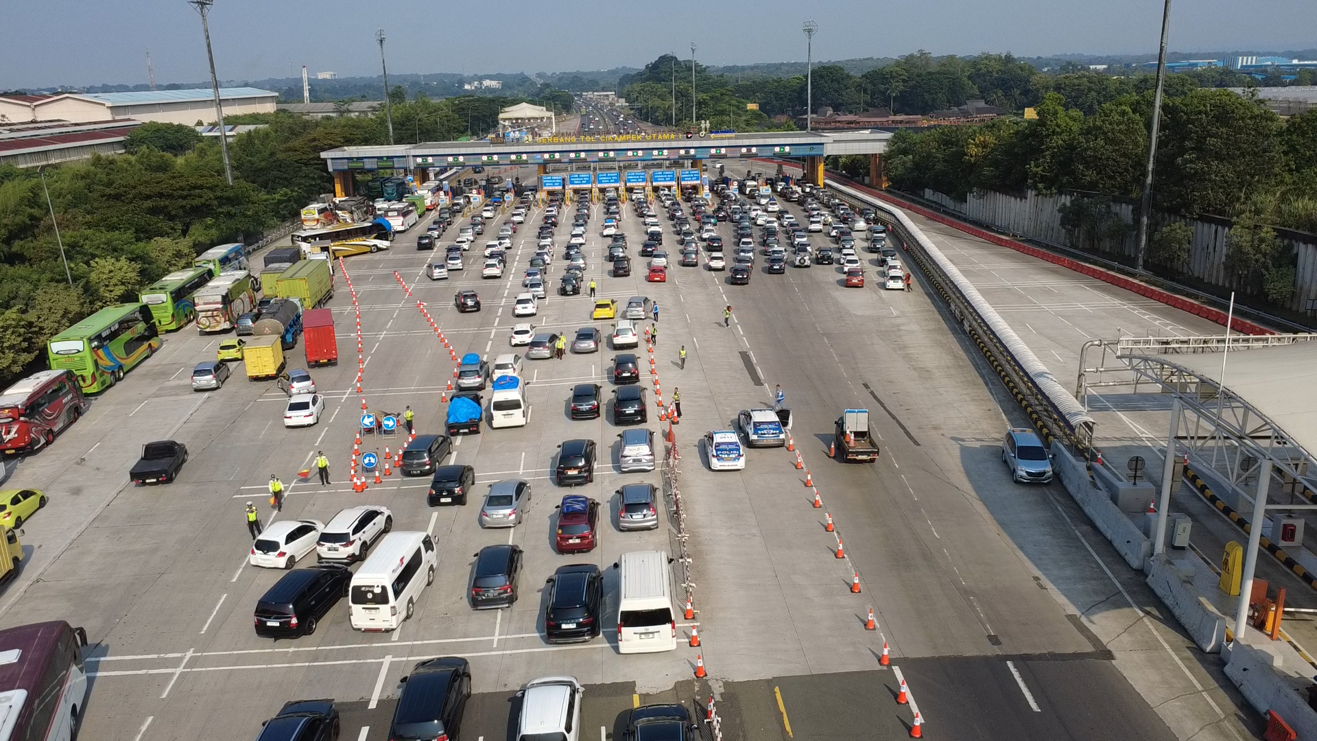Korlantas Polri Berlakukan One Way Tahap Pertama di Tol Trans Jawa KM 70 - KM 263 Pejagan-Pemalang