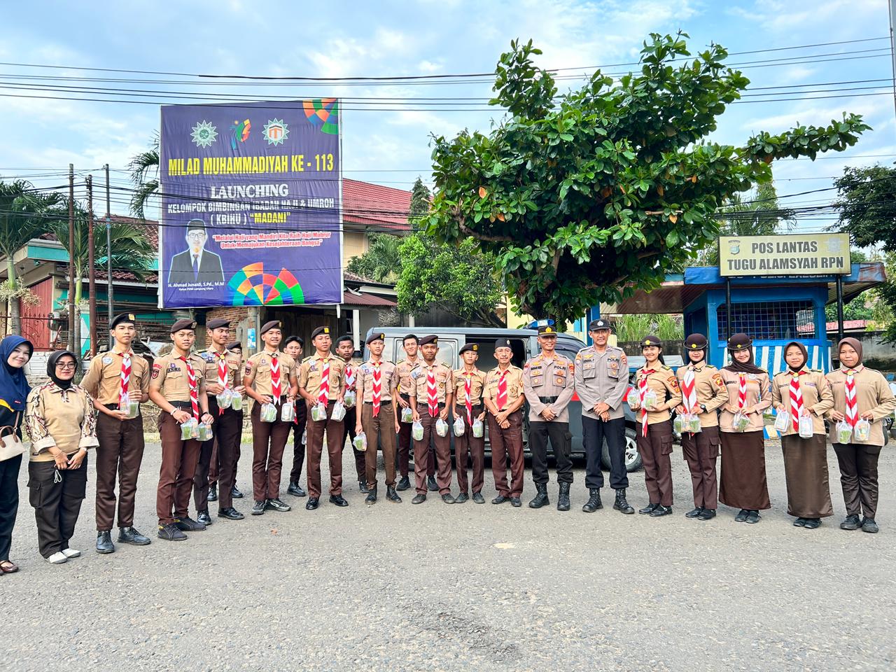 Sat Binmas Polres lampung utara Bersama Saka Bhayangkara Berbagi Takjil Di Bundaran Tugu Alamsyah RPN Kotabumi