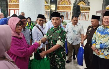 Brigjen Saptono Syiwarudi  Bersama Baznas  Sulut Salurkan   Paket  Ramadhan  Kepada Mustahik  Di Masjid Raya Ahmad Yani 5000