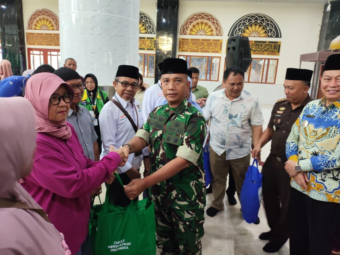 Brigjen Saptono Syiwarudi Bersama Baznas Sulut Salurkan Paket Ramadhan Kepada Mustahik Di Masjid Raya Ahmad Yani 5000