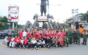 Polres Lampung Utara Bersama  PSMTI, Kodim 0412 Skala Brak  Bagikan 1.000 Takjil kepada Pengendara