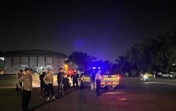 Respon Cepat  Laporan Masyarakat  Melalui Callcenter 110, Polres Lampung Utara  Bubarkan  Aksi Perang Petasan  Di Stadion Sukung Kotabumi