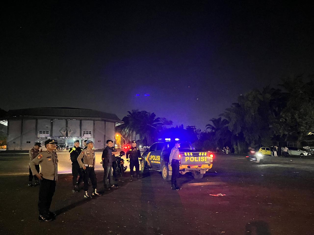 Respon Cepat Laporan Masyarakat Melalui Callcenter 110, Polres Lampung Utara Bubarkan Aksi Perang Petasan Di Stadion Sukung Kotabumi