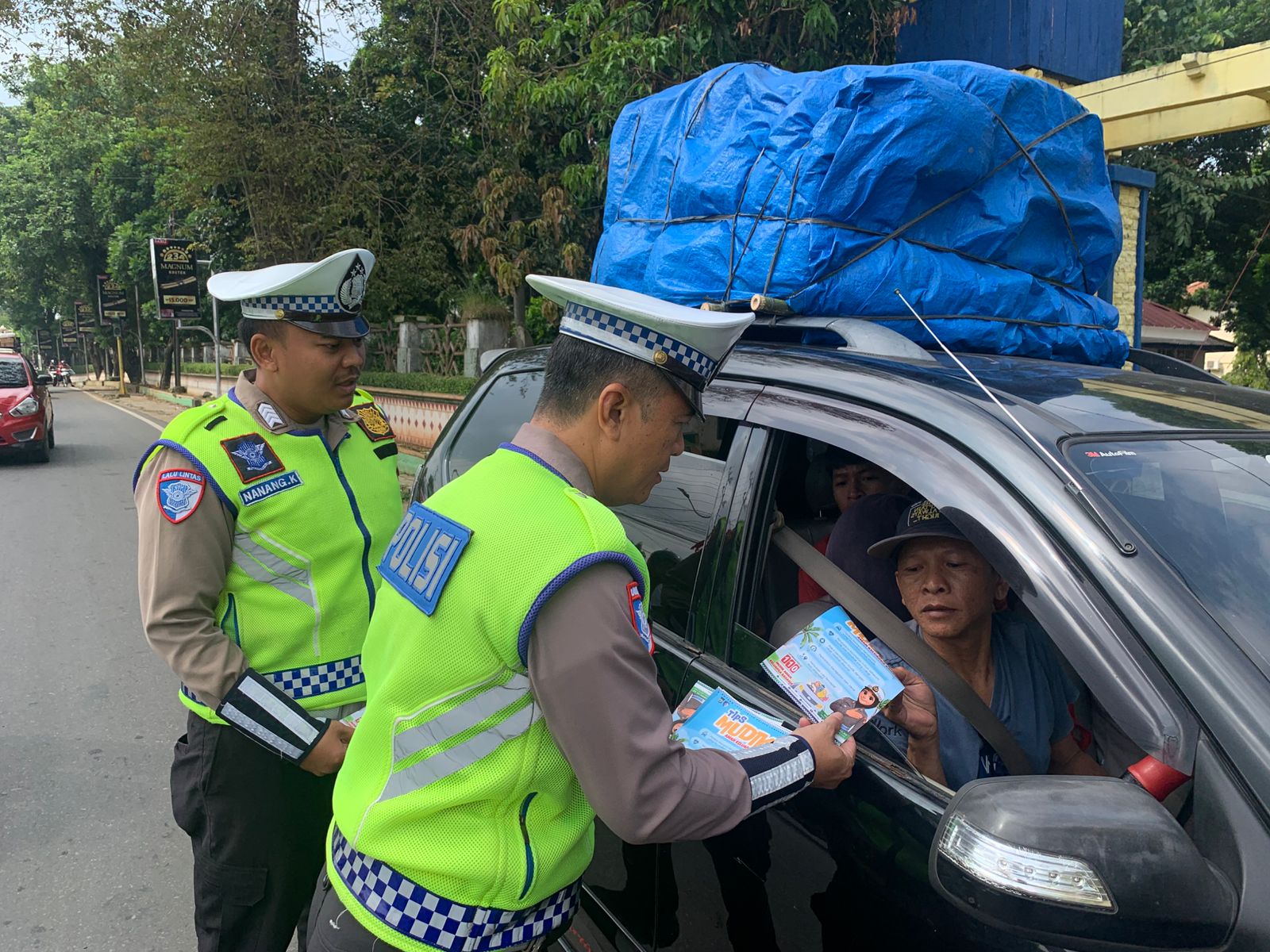 Personel Pos Pelayanan OPS Ketupat Krakatau 2026 Polres Lampung Utara Atur Arus Mudik, Imbau Pemudik Utama Kan Keselamatan