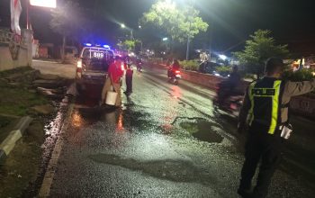 Respon Cepat , Laporan Warga Sat La Timbun Jalan Berlubang Di Kelapa  Tujuhntas Polres Lampung Utara