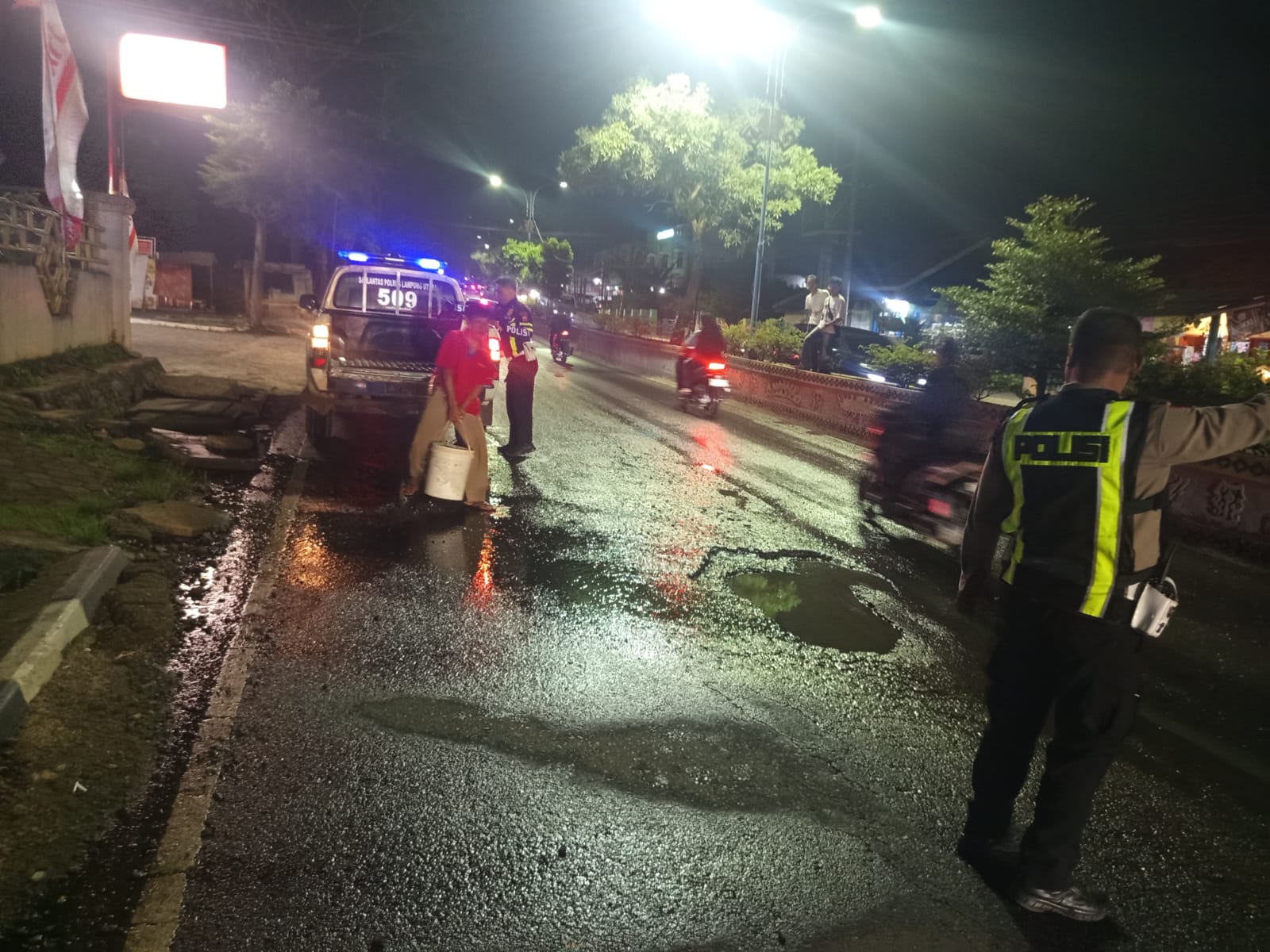 Respon Cepat , Laporan Warga Sat La Timbun Jalan Berlubang Di Kelapa Tujuhntas Polres Lampung Utara