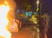 Aksi Protes Warga Gadingan Memanas, Jalan Rusak Ditanami Pohon hingga Nyalakan Api Unggun