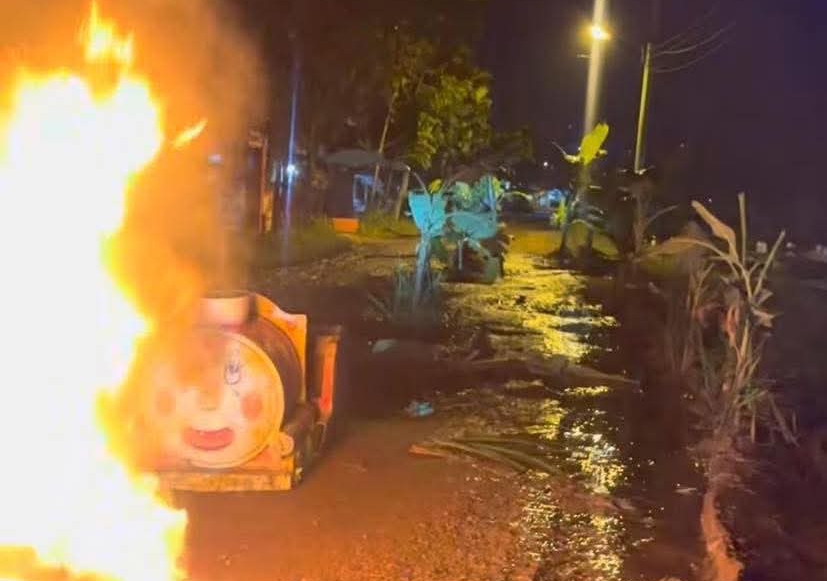 Aksi Protes Warga Gadingan Memanas, Jalan Rusak Ditanami Pohon hingga Nyalakan Api Unggun
