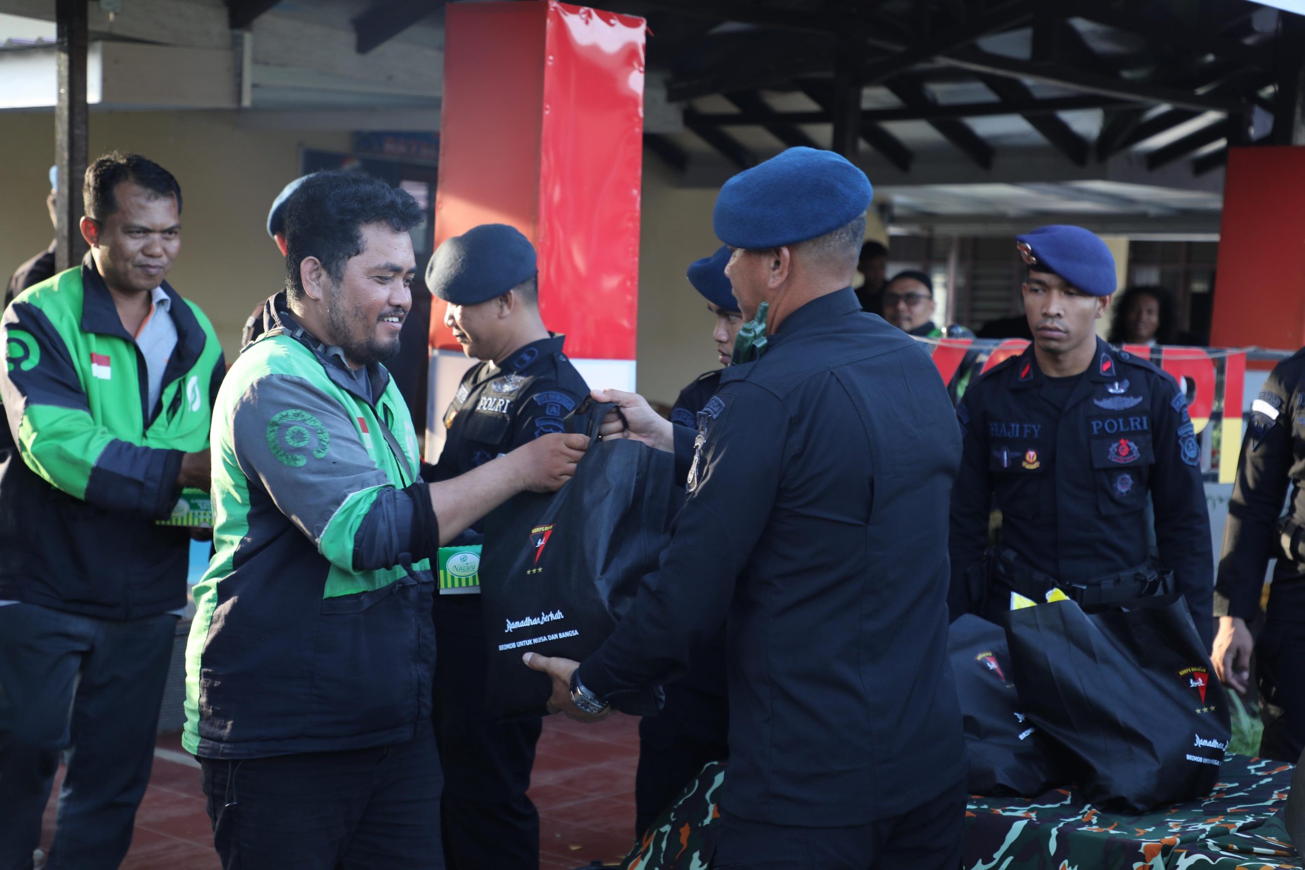 Hangat dalam Kebersamaan, Satuan Brimob Polda Sumut Gelar “Ngobrol Bareng Bang Ojol” dan Komunitas Pecinta Lingkungan