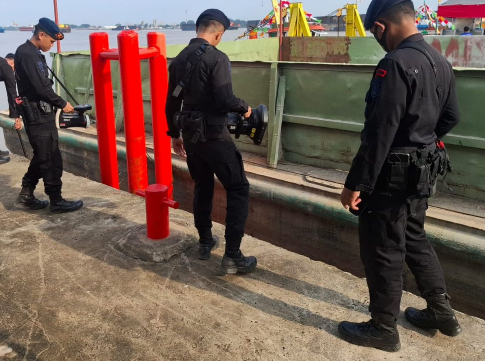 Gegana Satbrimob Polda Sumsel Lakukan Pengaman Perayaan Cap Go Meh di Pulau Kemarau