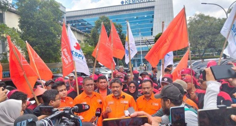 Aksi Demo FSPMI dan Partai Buruh di Kemenaker Serukan Tolak Impor Pick Up, Tuntut THR Tanpa Pajak hingga Serukan Stop Perang Iran–AS–Israel