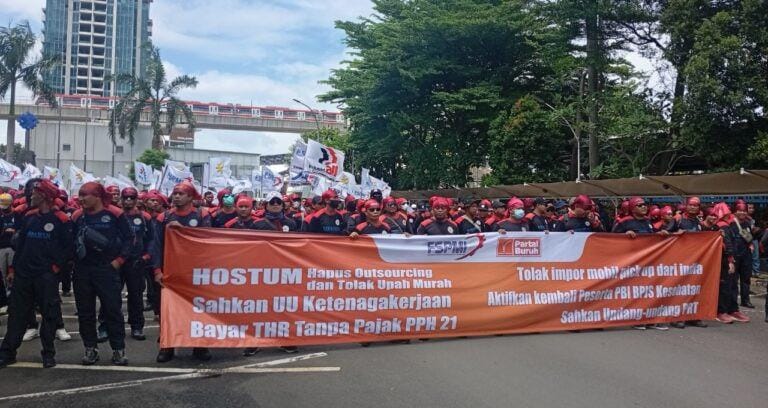 Aksi Demo FSPMI dan Partai Buruh di Kemenaker Serukan Tolak Impor Pick Up, Tuntut THR Tanpa Pajak hingga Serukan Stop Perang Iran–AS–Israel