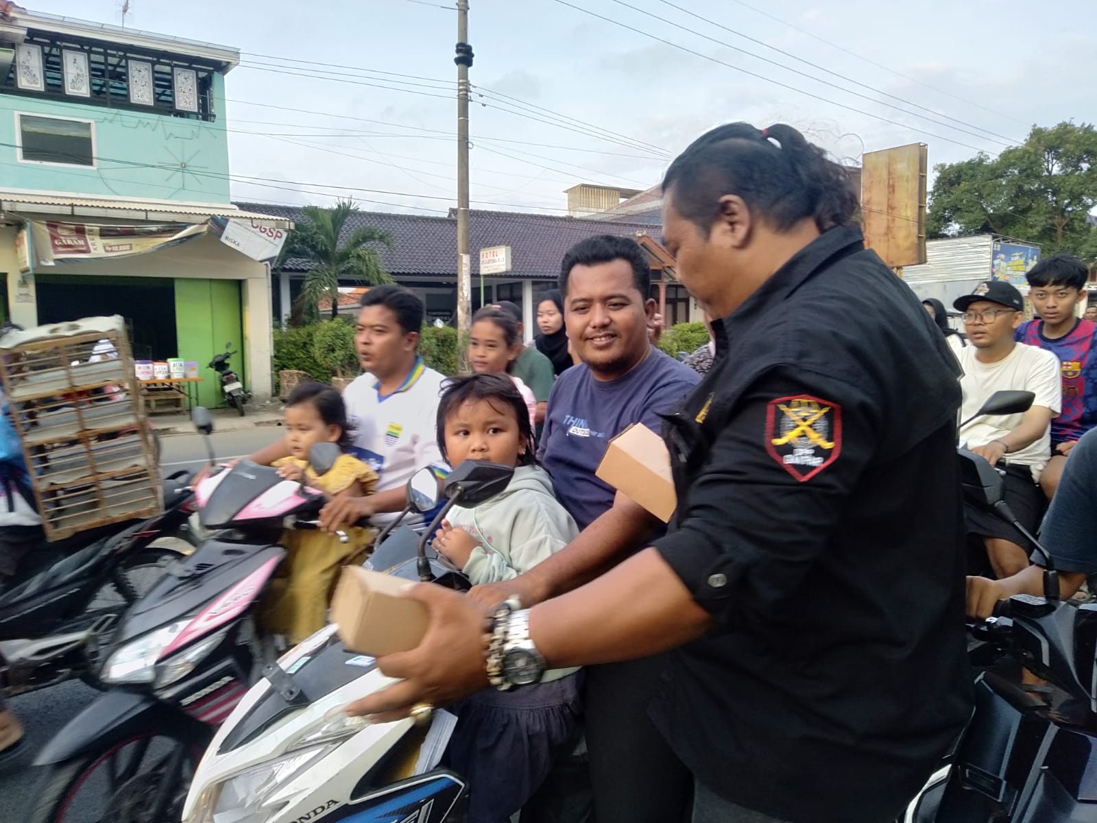 Ormas GMPAR Bagikan 500 Kotak Makanan dan 200 Takjil di Depan Kantor Kecamatan Jatibarang