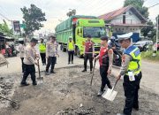 Polda Sumsel Gelar Program BelidA Serentak di Tiga Wilayah, Tambal 25 Titik Jalan Berlubang Jelang Mudik Lebaran