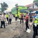 Polda Sumsel Gelar Program BelidA Serentak di Tiga Wilayah, Tambal 25 Titik Jalan Berlubang Jelang Mudik Lebaran