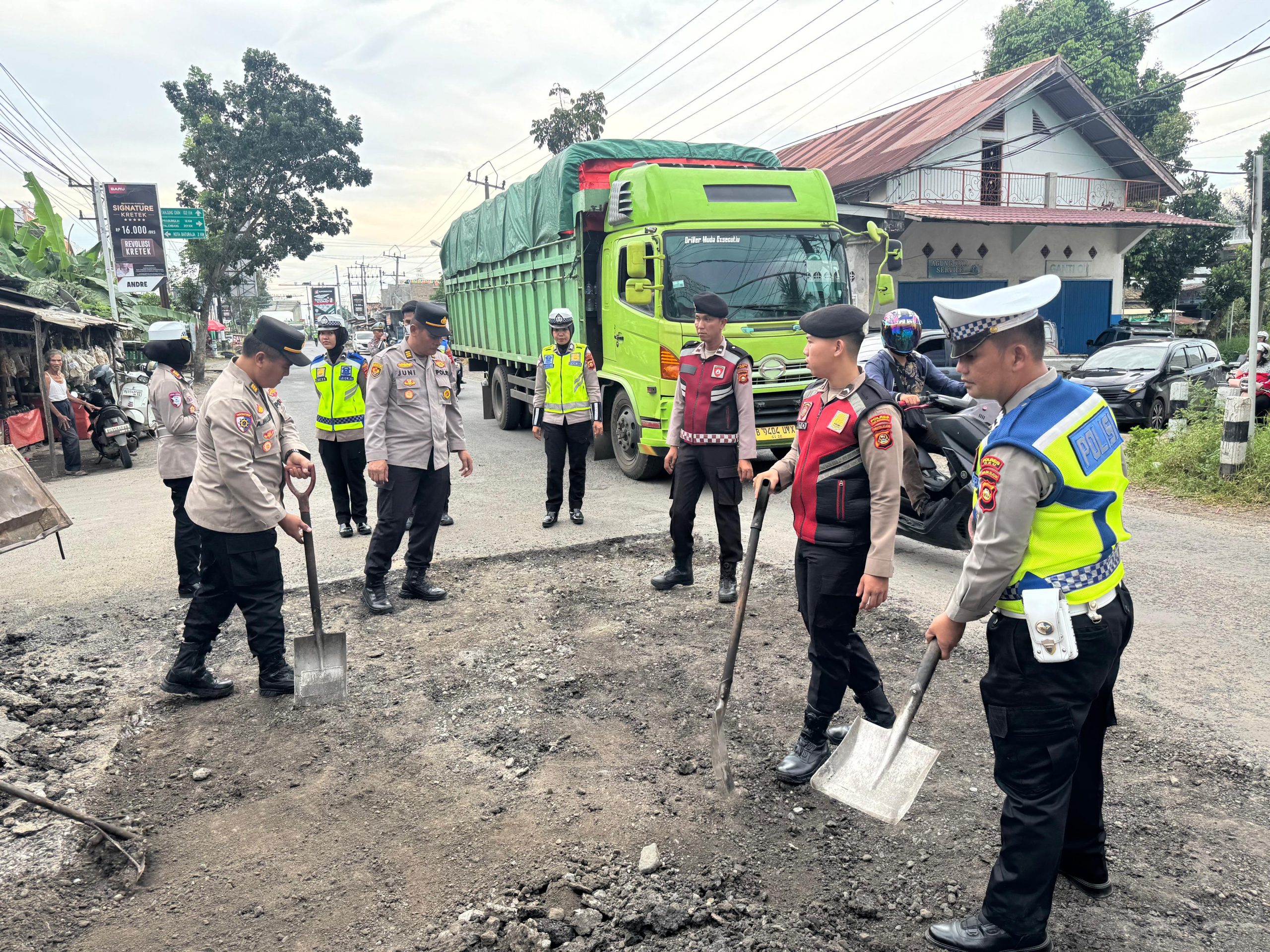 Polda Sumsel Gelar Program BelidA Serentak di Tiga Wilayah, Tambal 25 Titik Jalan Berlubang Jelang Mudik Lebaran