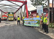 Jelang Idul Fitri 1447 H, Polda Sumsel Kerahkan Ratusan Personel Perbaiki Jalan di 5 Kabupaten