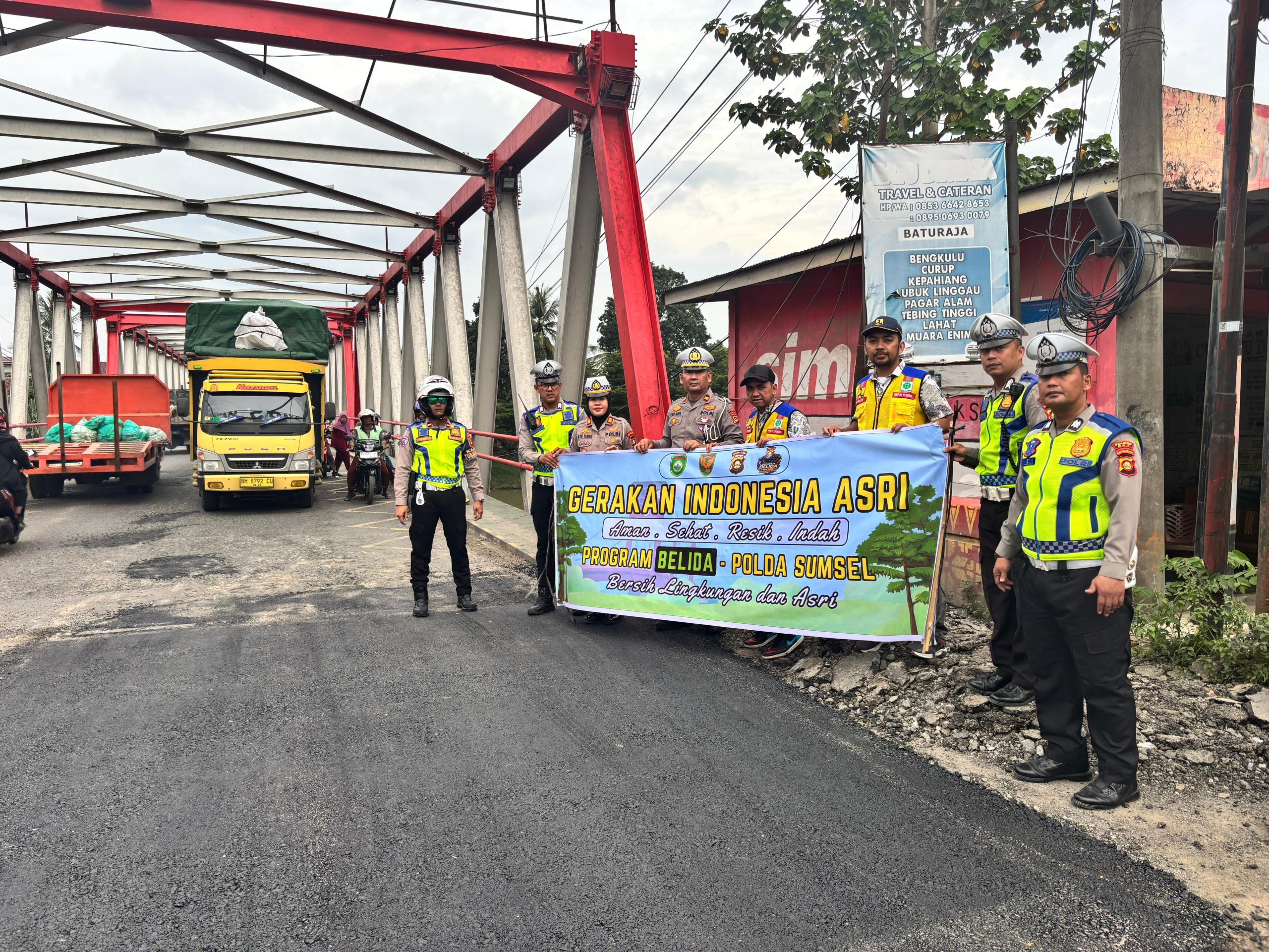 Jelang Idul Fitri 1447 H, Polda Sumsel Kerahkan Ratusan Personel Perbaiki Jalan di 5 Kabupaten